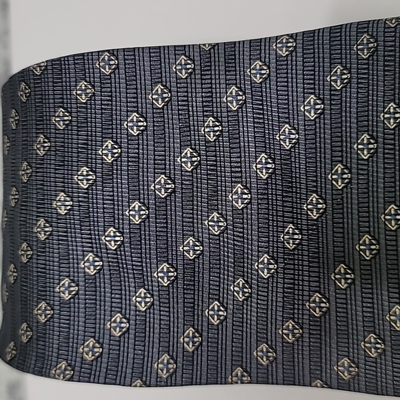 Nautica Men's Gray Stripe Diamond Pattern 100% Silk Tie 59" Long - Picture 2 of 6